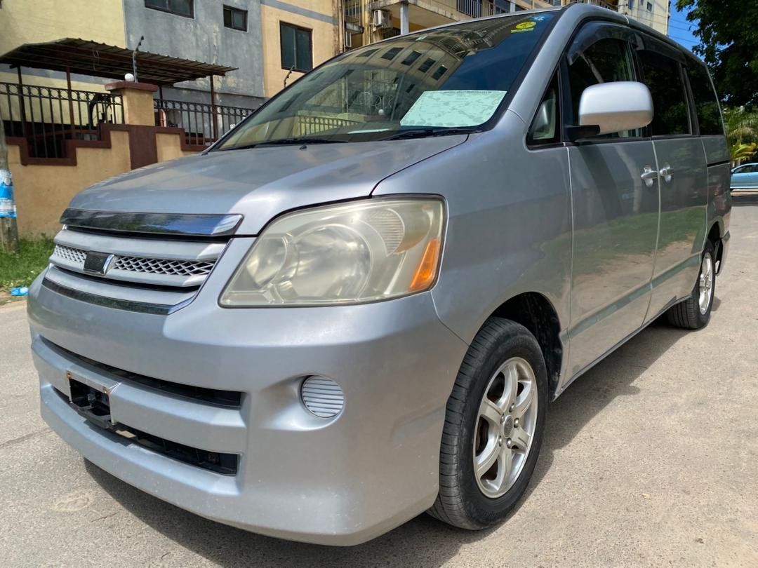 2004 Toyota Noah