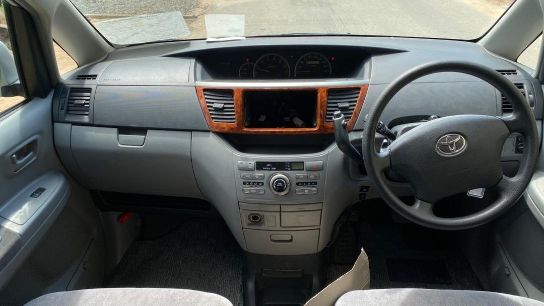 2004 Toyota Noah