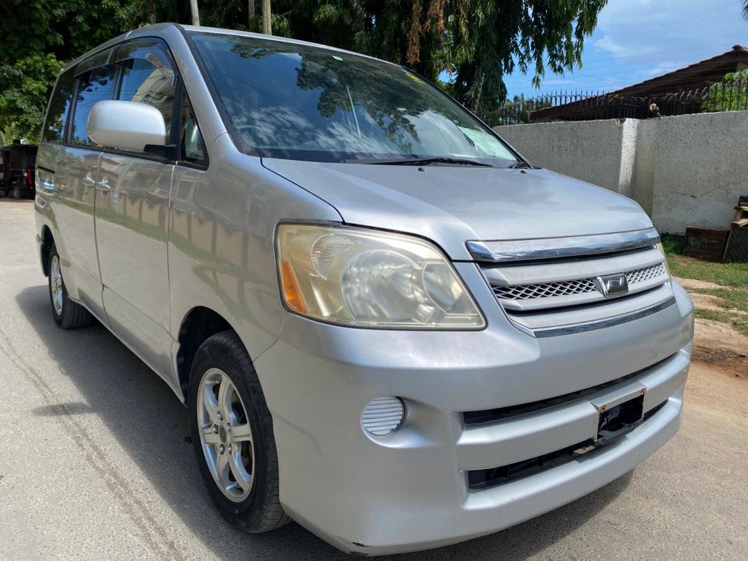 2004 Toyota Noah