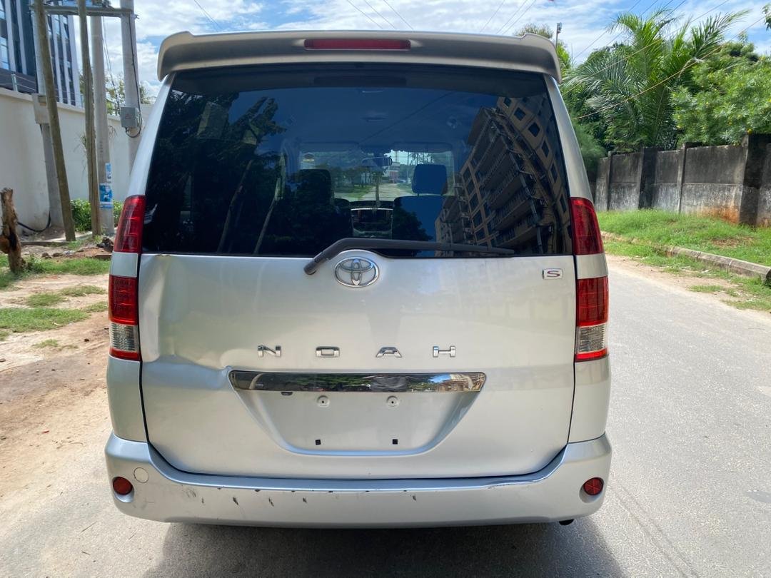 2004 Toyota Noah