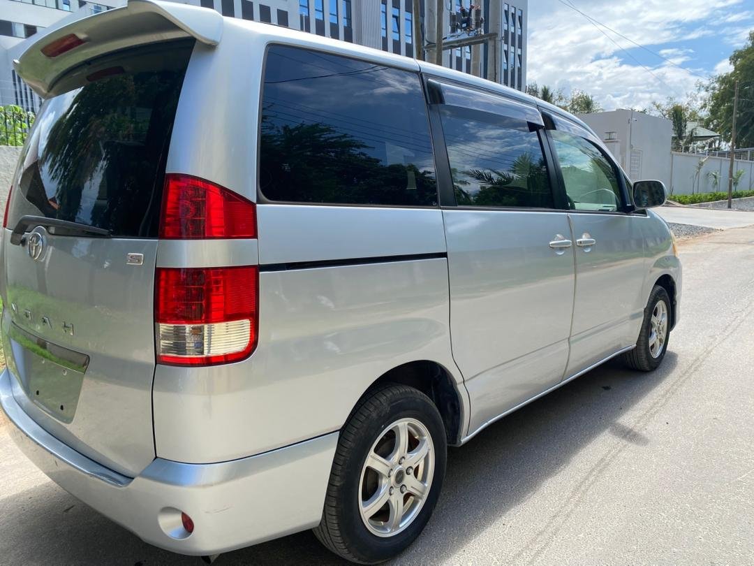 2004 Toyota Noah