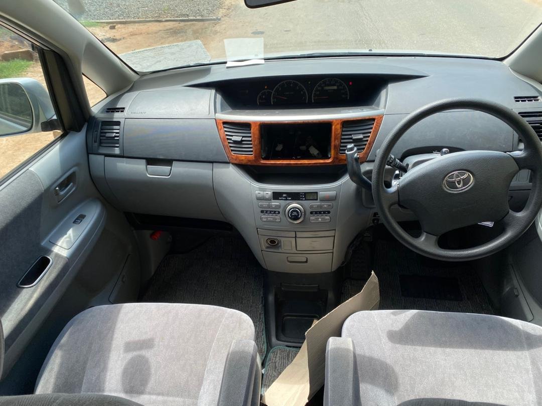 2004 Toyota Noah