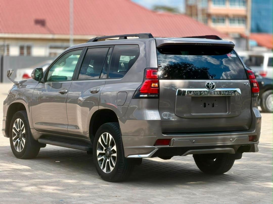 2023 Toyota LAND CRUISER PRADO